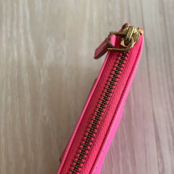 Marc Jacob’s Neon Pink Wallet Key Ring Pouch - Picture 6 of 6